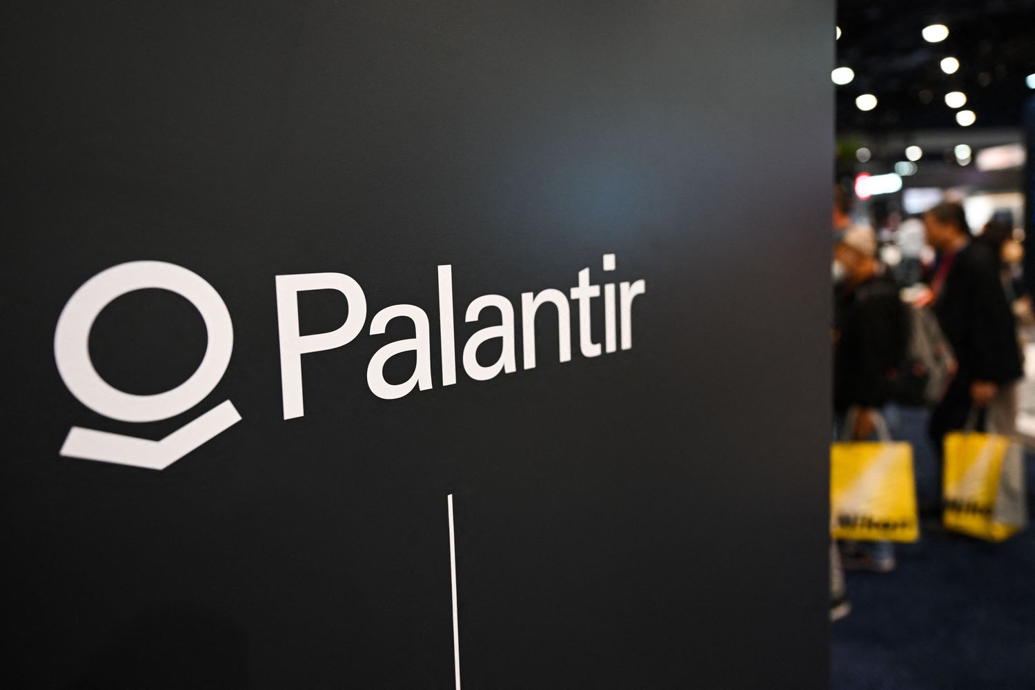 Palantir сотрудничает с Microsoft, чтобы продавать искусственный интеллект правительству